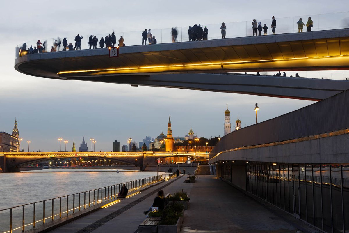 Парящий мост у причала Зарядье в Москве